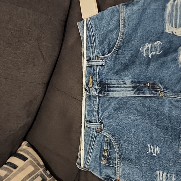 Upcycled distressed denim shorts - Picture 9 of 10